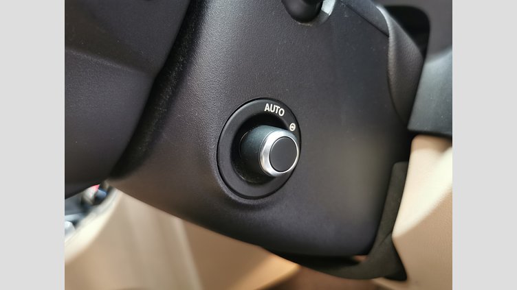 2016 認定中古車 Jaguar XF グレイシャーホワイト 2.0L　ターボ プレステージ