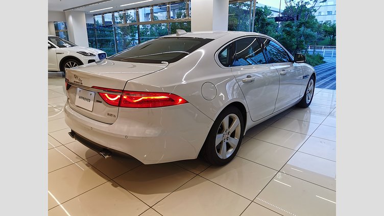 2016 認定中古車 Jaguar XF グレイシャーホワイト 2.0L　ターボ プレステージ