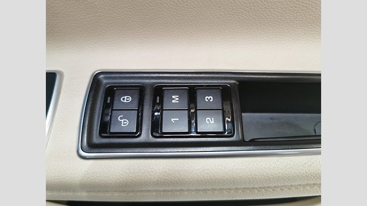 2016 認定中古車 Jaguar XF グレイシャーホワイト 2.0L　ターボ プレステージ