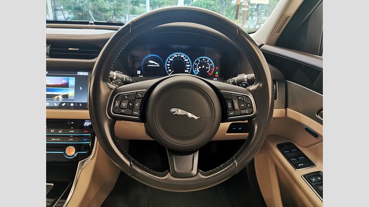 2016 認定中古車 Jaguar XF グレイシャーホワイト 2.0L　ターボ プレステージ