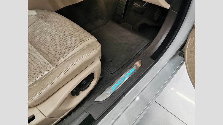 2016 認定中古車 Jaguar XF グレイシャーホワイト 2.0L　ターボ プレステージ