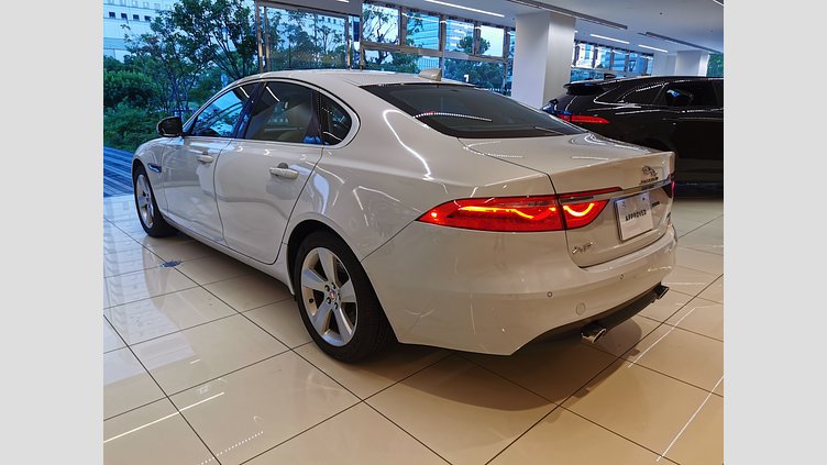 2016 認定中古車 Jaguar XF グレイシャーホワイト 2.0L　ターボ プレステージ