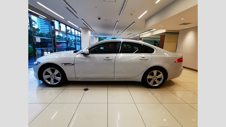 2016 認定中古車 Jaguar XF グレイシャーホワイト 2.0L　ターボ プレステージ