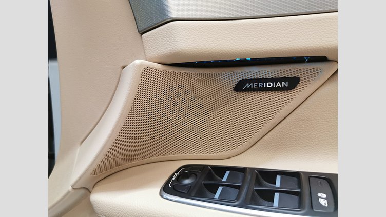 2016 認定中古車 Jaguar XF グレイシャーホワイト 2.0L　ターボ プレステージ