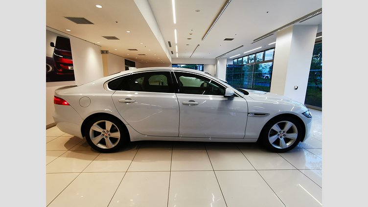 2016 認定中古車 Jaguar XF グレイシャーホワイト 2.0L　ターボ プレステージ