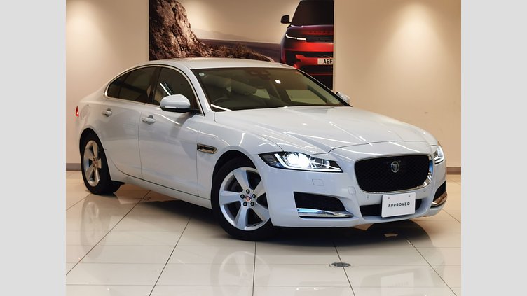 2016 認定中古車 Jaguar XF グレイシャーホワイト 2.0L　ターボ プレステージ