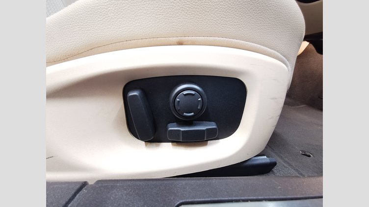 2016 認定中古車 Jaguar XF グレイシャーホワイト 2.0L　ターボ プレステージ