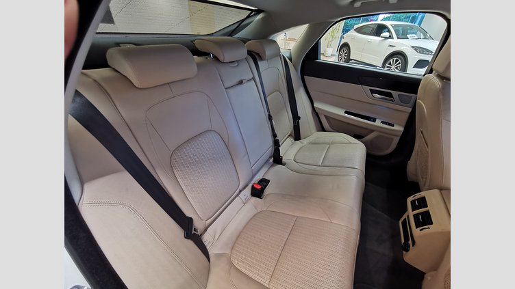 2016 認定中古車 Jaguar XF グレイシャーホワイト 2.0L　ターボ プレステージ