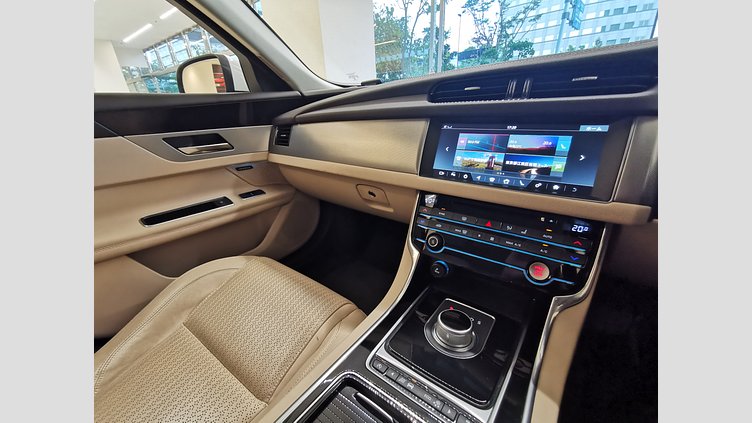 2016 認定中古車 Jaguar XF グレイシャーホワイト 2.0L　ターボ プレステージ