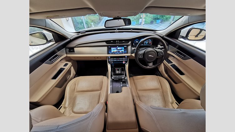 2016 認定中古車 Jaguar XF グレイシャーホワイト 2.0L　ターボ プレステージ