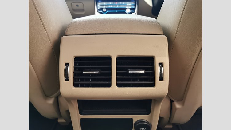 2016 認定中古車 Jaguar XF グレイシャーホワイト 2.0L　ターボ プレステージ