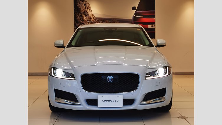 2016 認定中古車 Jaguar XF グレイシャーホワイト 2.0L　ターボ プレステージ