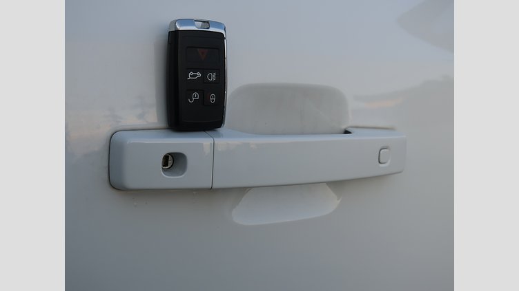 2023 認定中古車 Land Rover Defender 110 Fuji White D300 110S