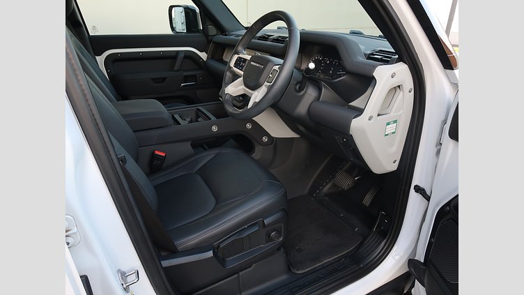 2023 認定中古車 Land Rover Defender 110 Fuji White D300 110S