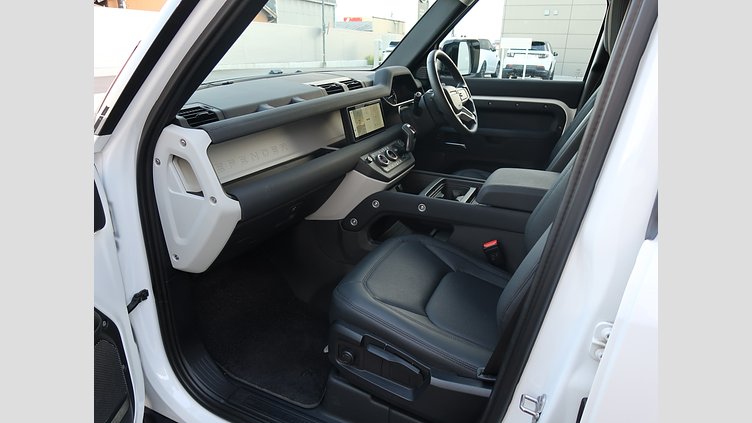 2023 認定中古車 Land Rover Defender 110 Fuji White D300 110S