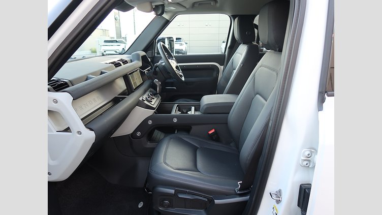 2023 認定中古車 Land Rover Defender 110 Fuji White D300 110S