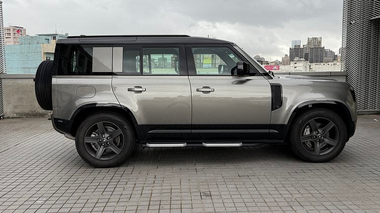 2024 認證中古車 Land Rover Defender 110 Silicon Silver 300 PS X-Dynamic SE