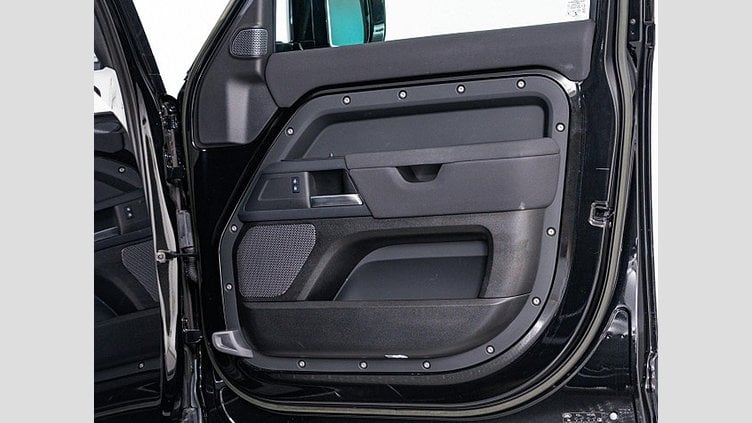 2023 認定中古車 Land Rover Defender 110 Santorini Black ディーゼル S