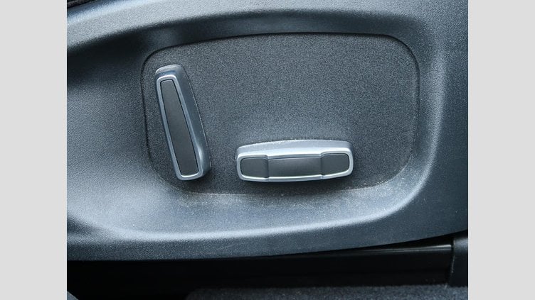 2019 認定中古車 Jaguar F-Pace Indus Silver 180PS ピュア