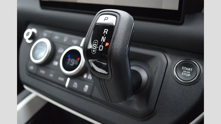 2024 認定中古車 Land Rover Defender 90 シリコンシルバー D350 ディーゼルマイルドハイブリッド X-Dynamic HSE