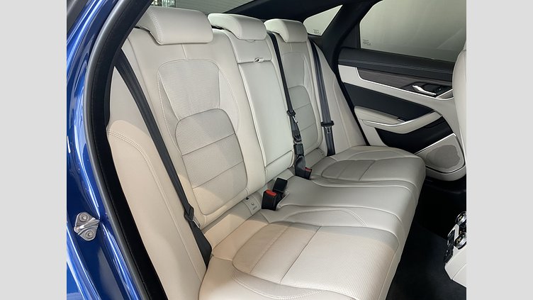 2023 認定中古車 Jaguar XF ブルーファイヤーブルー P250 RWD （オートマチック） SALOON R-DYNAMIC BLACK