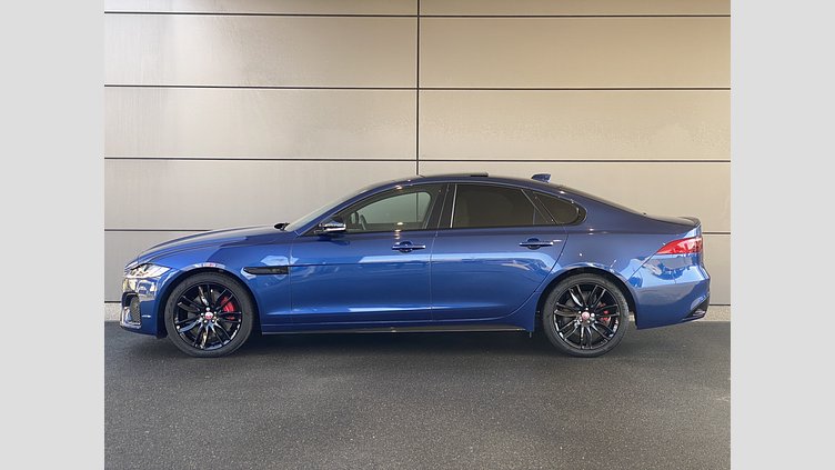 2023 認定中古車 Jaguar XF ブルーファイヤーブルー P250 RWD （オートマチック） SALOON R-DYNAMIC BLACK