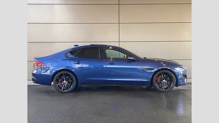 2023 認定中古車 Jaguar XF ブルーファイヤーブルー P250 RWD （オートマチック） SALOON R-DYNAMIC BLACK