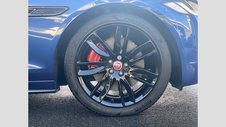 2023 認定中古車 Jaguar XF ブルーファイヤーブルー P250 RWD （オートマチック） SALOON R-DYNAMIC BLACK