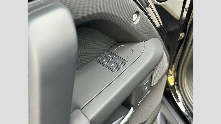 2024 認定中古車 Land Rover Defender 110 Santorini Black 2.0L　P300 DynamicSE