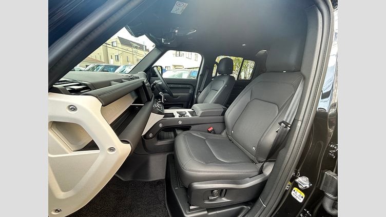 2024 認定中古車 Land Rover Defender 110 Santorini Black 2.0L　P300 DynamicSE