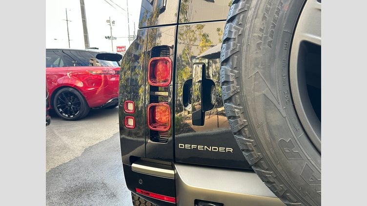 2024 認定中古車 Land Rover Defender 110 Santorini Black 2.0L　P300 DynamicSE