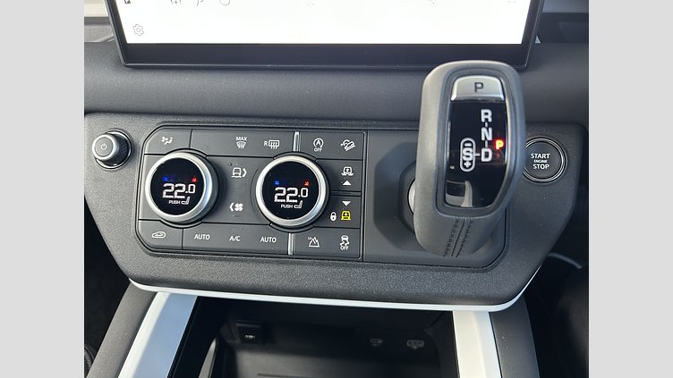 2024 認定中古車 Land Rover Defender 110 Santorini Black 2.0L　P300 DynamicSE