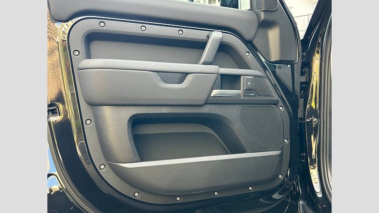 2024 認定中古車 Land Rover Defender 110 Santorini Black 2.0L　P300 DynamicSE