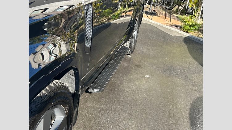 2025 認定中古車 Land Rover Defender 110 Santorini Black 3.0L D350 DynamicHSE