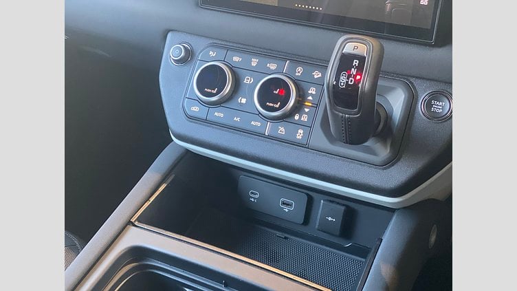 2023 認定中古車 Land Rover Defender 110 Santorini Black オートマチック イースナーエディション