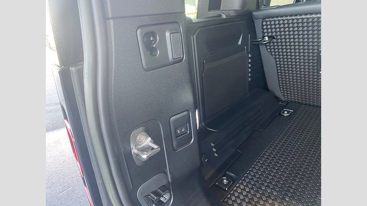 2023 認定中古車 Land Rover Defender 110 Santorini Black オートマチック イースナーエディション