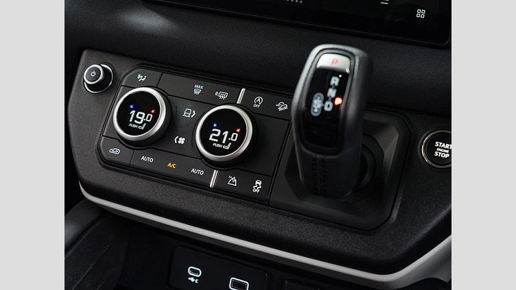 2023 認定中古車 Land Rover Defender 110 Santorini Black 3L ディーゼルエンジン １１０Ｓ Ｄ３００