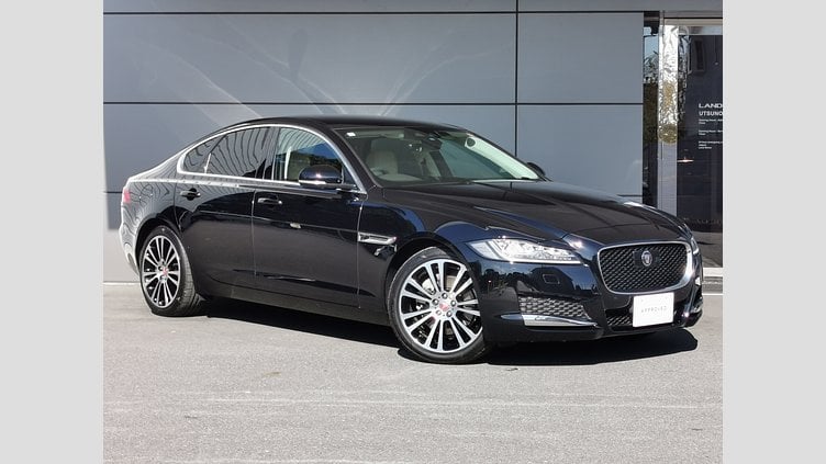 2019 認定中古車 Jaguar XF ナルヴィックブラック 20d 
インジニウム2.0リッター4気筒180PSターボチャージドディーゼルエンジン（オートマチック）
後輪駆動 SALOON PRESTIGE