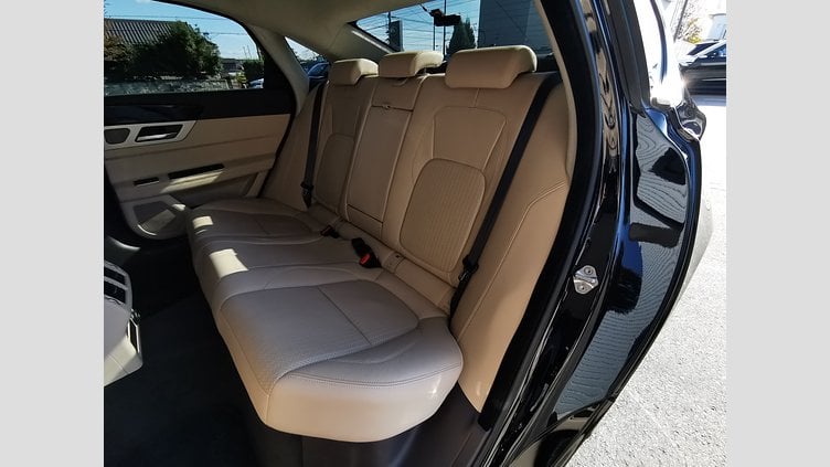 2019 認定中古車 Jaguar XF ナルヴィックブラック 20d 
インジニウム2.0リッター4気筒180PSターボチャージドディーゼルエンジン（オートマチック）
後輪駆動 SALOON PRESTIGE