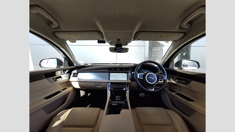 2019 認定中古車 Jaguar XF ナルヴィックブラック 20d 
インジニウム2.0リッター4気筒180PSターボチャージドディーゼルエンジン（オートマチック）
後輪駆動 SALOON PRESTIGE