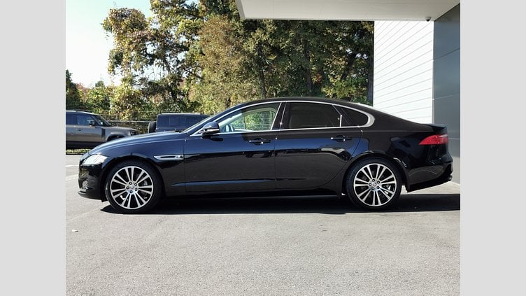 2019 認定中古車 Jaguar XF ナルヴィックブラック 20d 
インジニウム2.0リッター4気筒180PSターボチャージドディーゼルエンジン（オートマチック）
後輪駆動 SALOON PRESTIGE