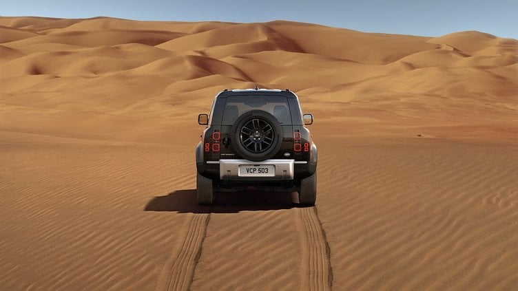 2023 認定中古車 Land Rover Defender 110 サントリーニブラック D300 AWD（AT） S