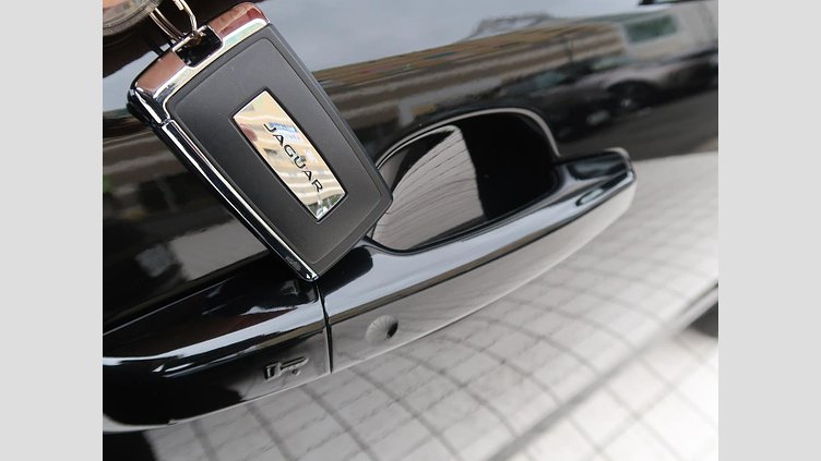 2023 認定中古車 Jaguar E-Pace サントリーニブラック P250 AWD（オートマチック） R-DYNAMIC SE