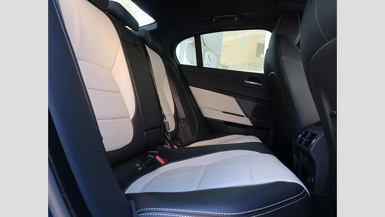 2016 認定中古車 Jaguar XE Bluefire Blue ディーゼル R‐スポーツ