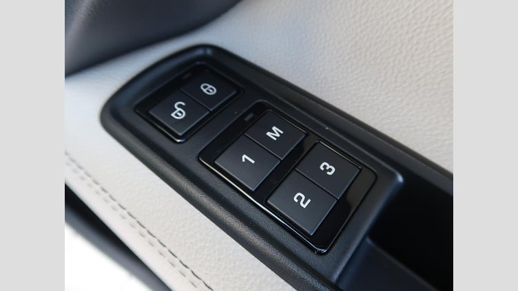 2016 認定中古車 Jaguar XE Bluefire Blue ディーゼル R‐スポーツ