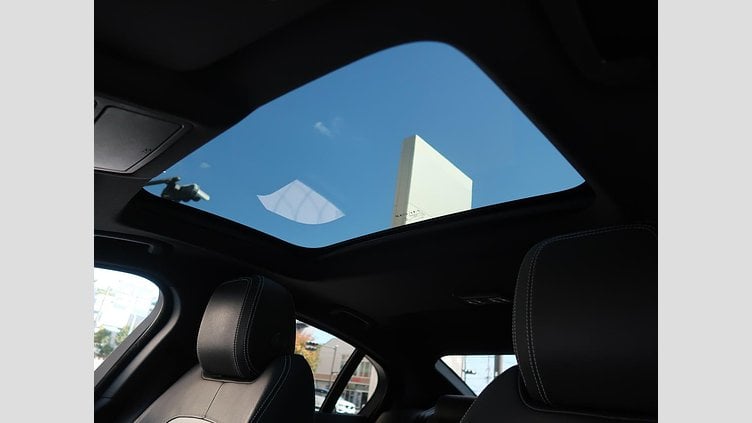 2016 認定中古車 Jaguar XE Bluefire Blue ディーゼル R‐スポーツ