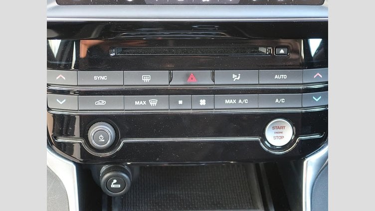 2016 認定中古車 Jaguar XE Bluefire Blue ディーゼル R‐スポーツ