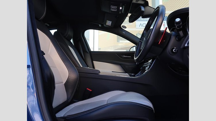 2016 認定中古車 Jaguar XE Bluefire Blue ディーゼル R‐スポーツ