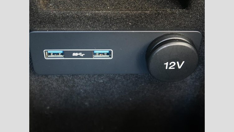 2016 認定中古車 Jaguar XE Bluefire Blue ディーゼル R‐スポーツ