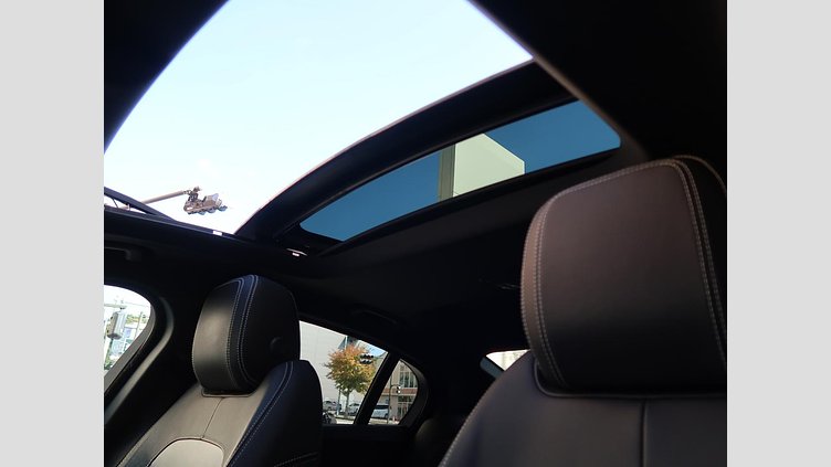 2016 認定中古車 Jaguar XE Bluefire Blue ディーゼル R‐スポーツ